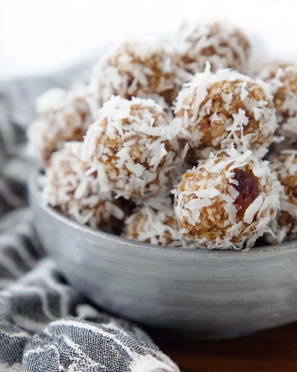 Coconut Date Balls - detail 1